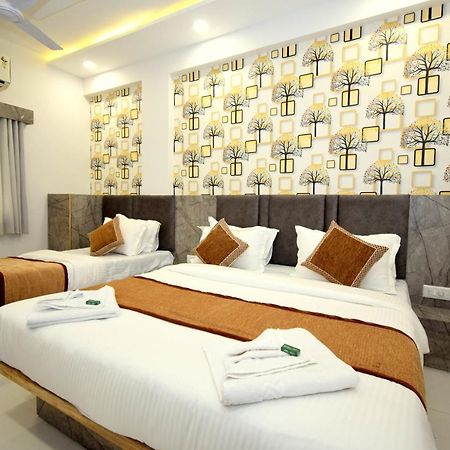 Hotel A1 Vastrapur Ахмедабад Экстерьер фото