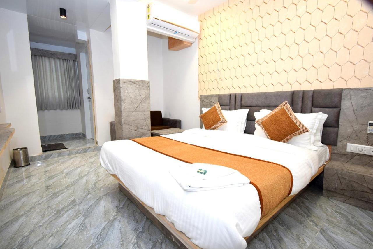Hotel A1 Vastrapur Ахмедабад Экстерьер фото