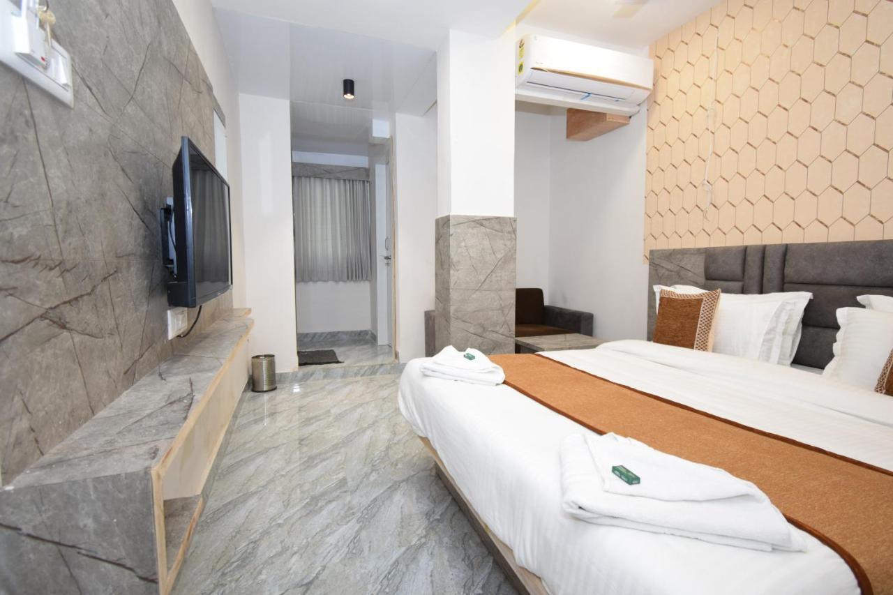 Hotel A1 Vastrapur Ахмедабад Экстерьер фото