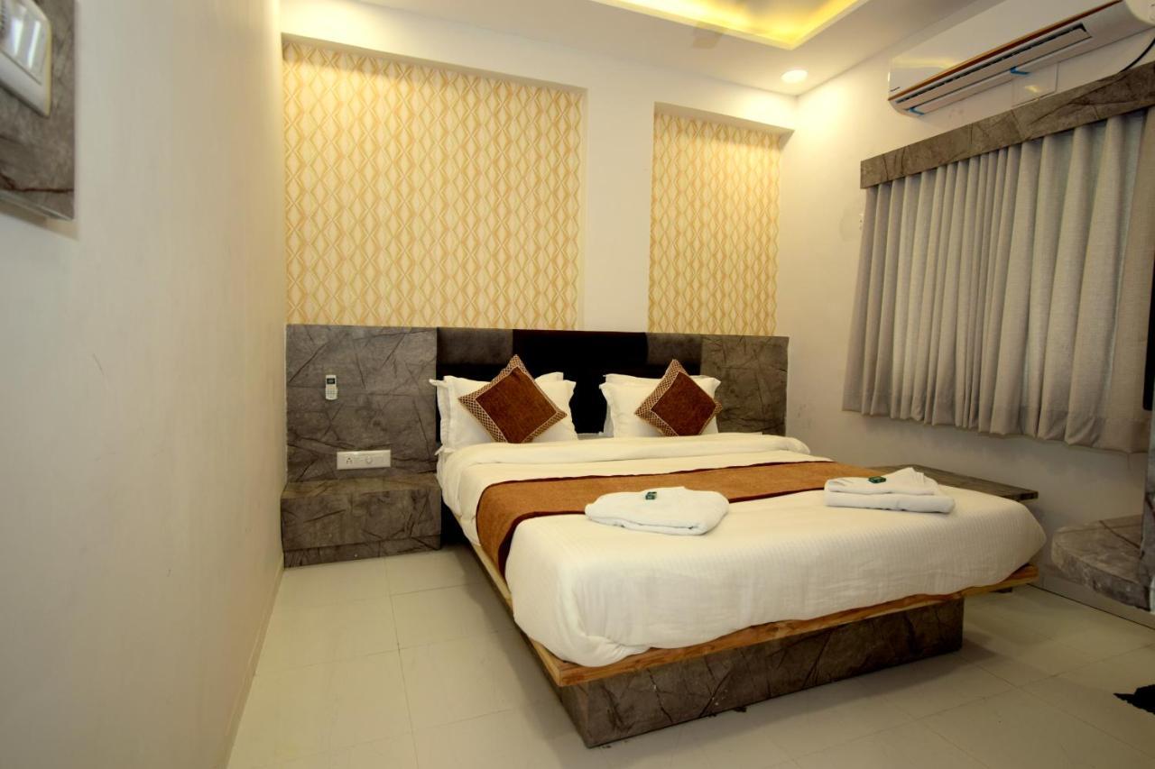 Hotel A1 Vastrapur Ахмедабад Экстерьер фото