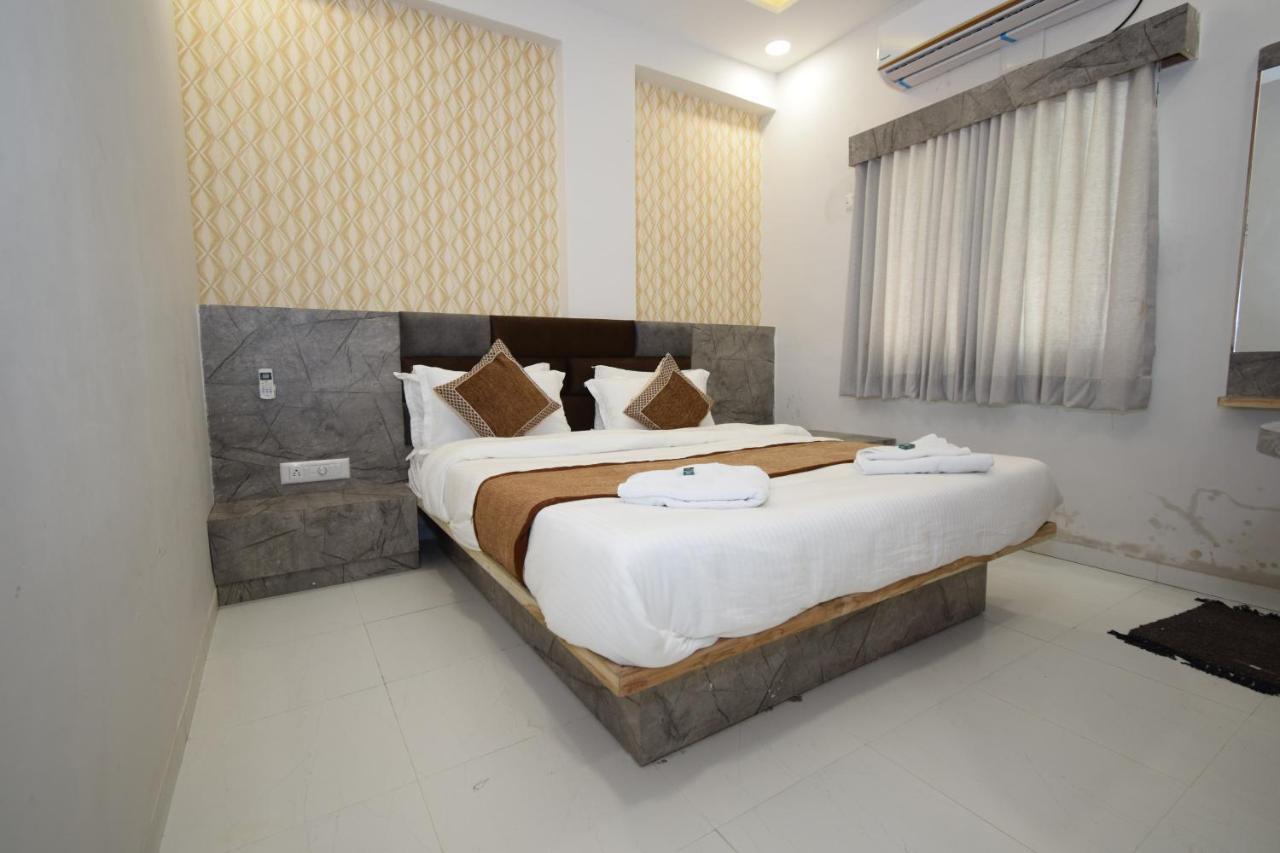 Hotel A1 Vastrapur Ахмедабад Экстерьер фото