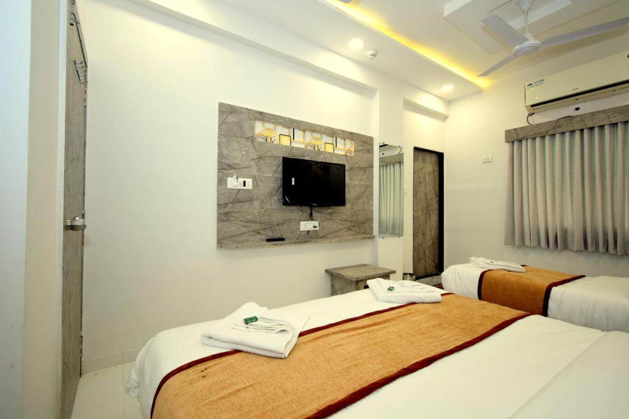 Hotel A1 Vastrapur Ахмедабад Экстерьер фото